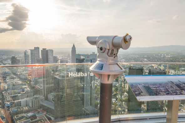 FFM Bild Ausblick vom Maintower mit Fernglas